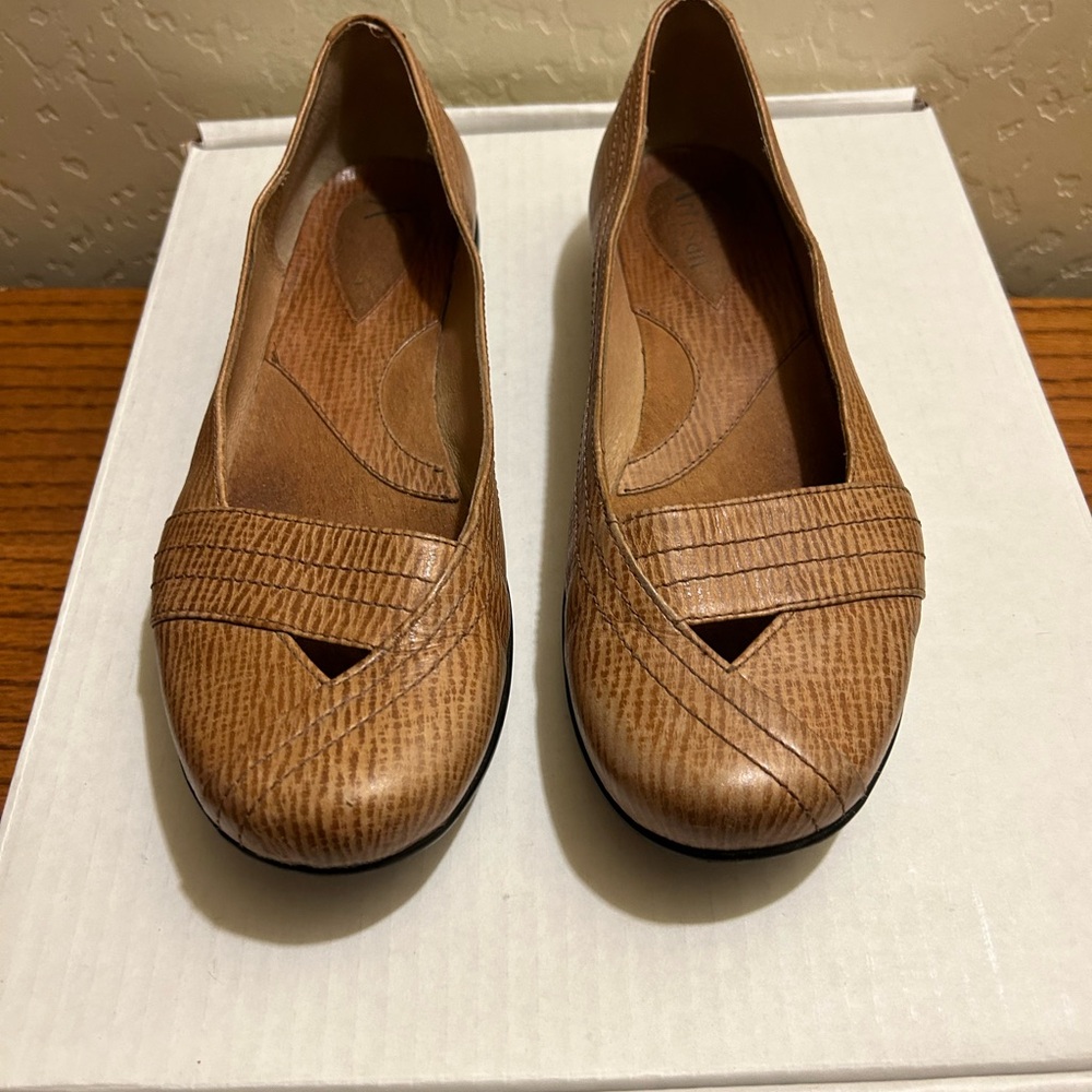 Women's Brown Leather Flats